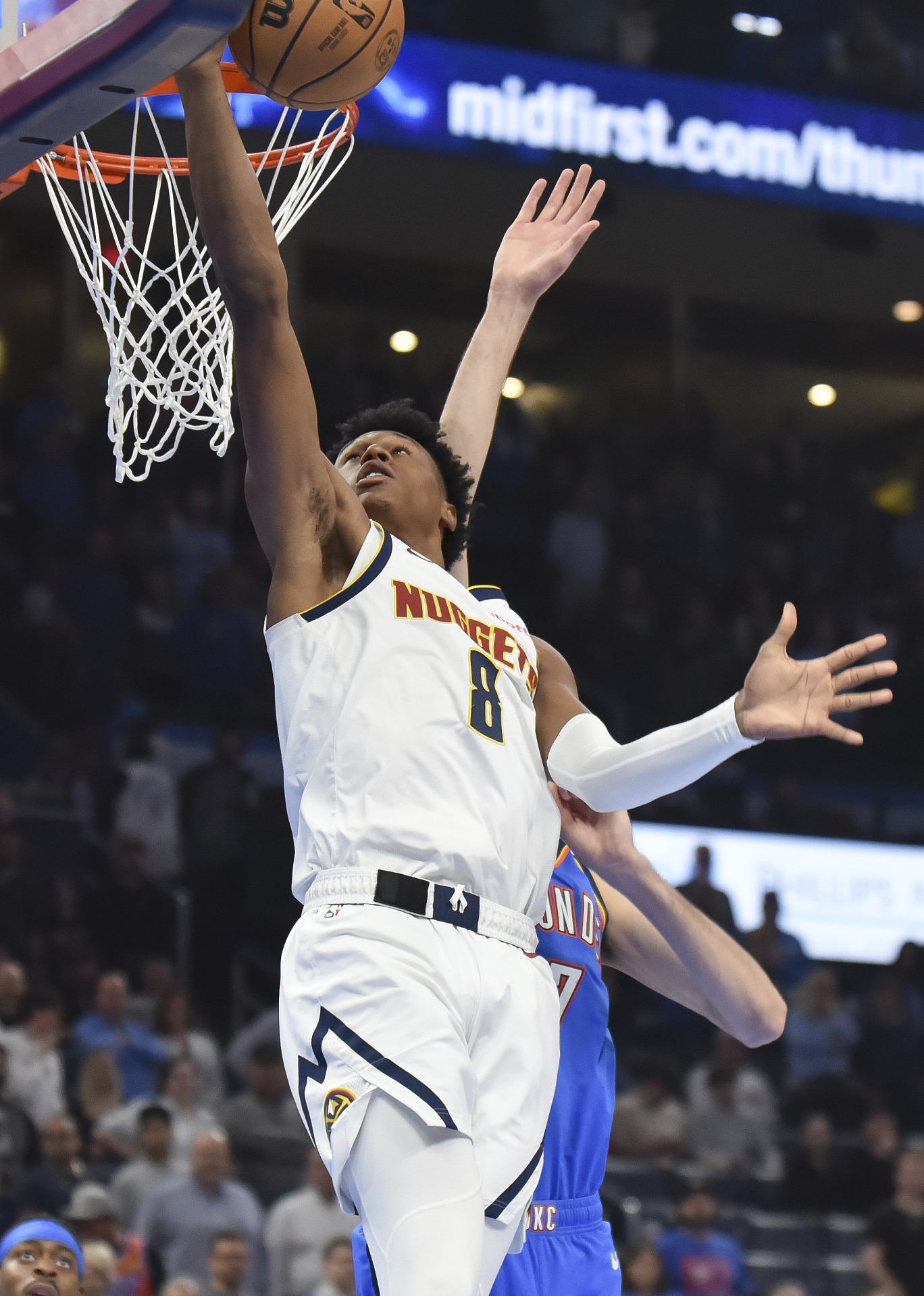 爱游戏社区-俄克拉荷马雷霆迎NBA常规赛关键赛，赛前门线救险，悬念犹存，团队化学反应显著(俄克拉荷马雷霆队最新阵容)